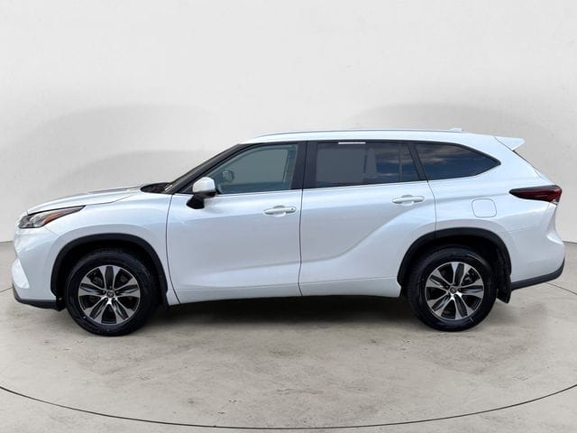 Used 2024 Toyota Highlander XLE 4D Sport Utility - 5TDKDRBH1RS533425